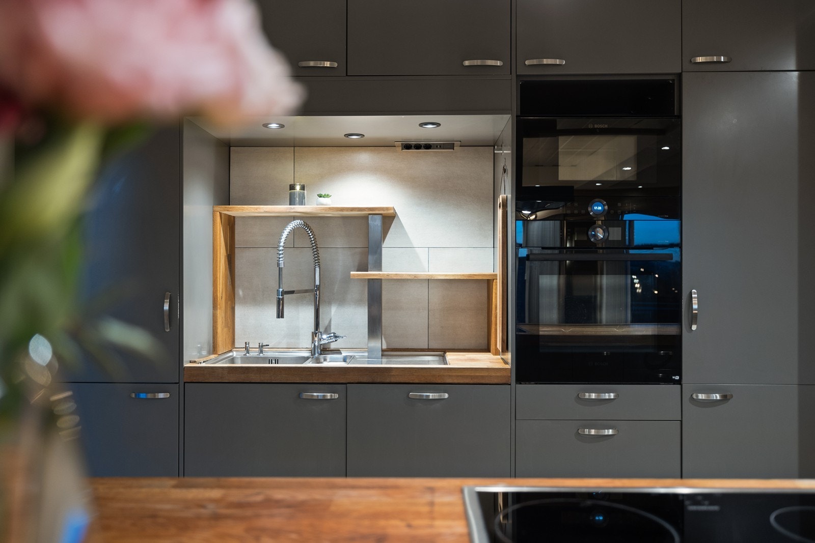 Et svært stilig og gjennomtenkt kjøkken med praktiske løsninger Galleribilde