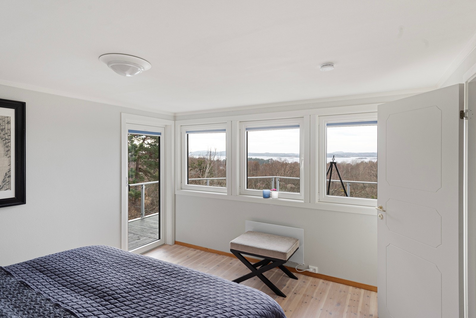 Utsikt fra soverommet. Her er det utgang til terrassen. Galleribilde