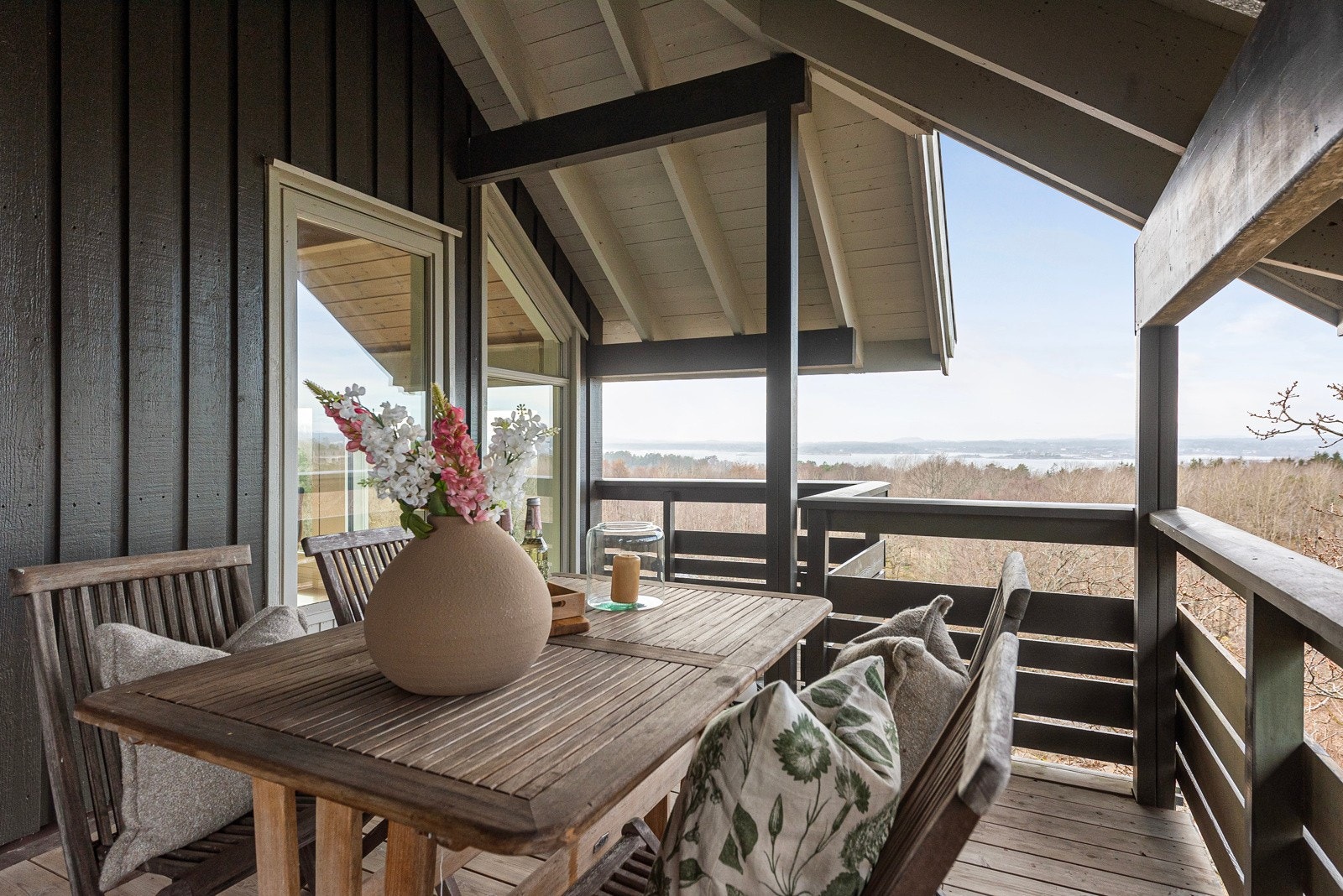 Overbygget og lun uteplass utenfor kjøkkenet Galleribilde