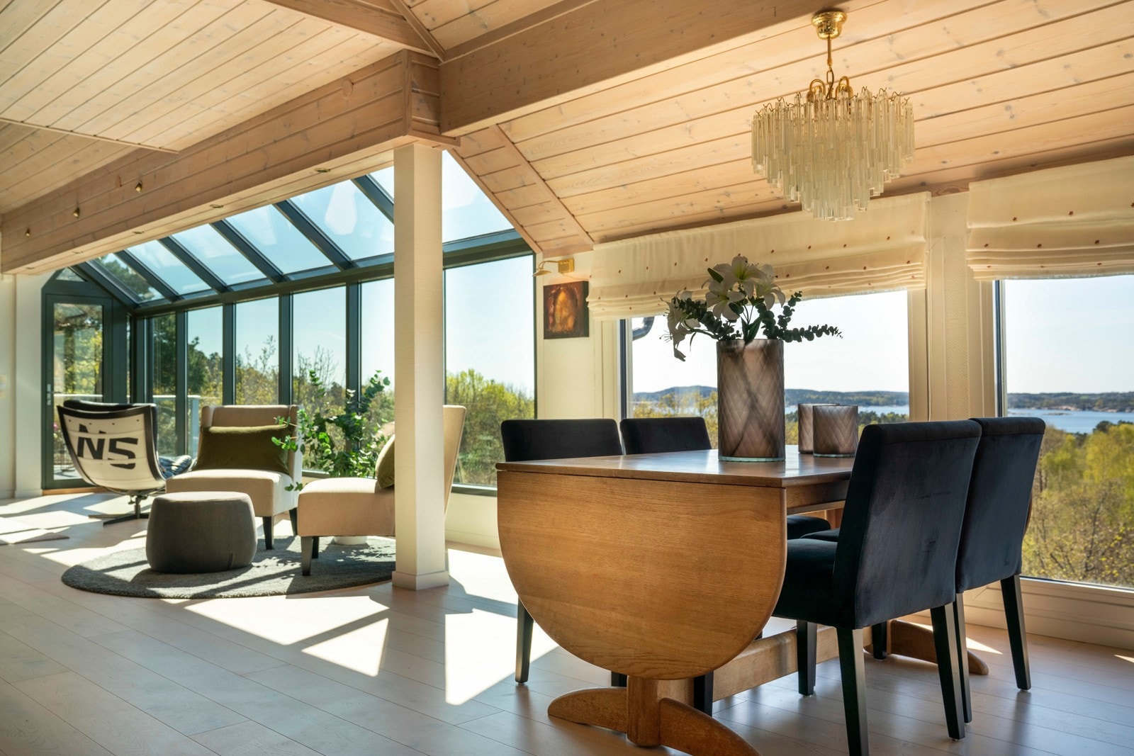 Lekker stue med spektakulær utsikt og masse sol Galleribilde