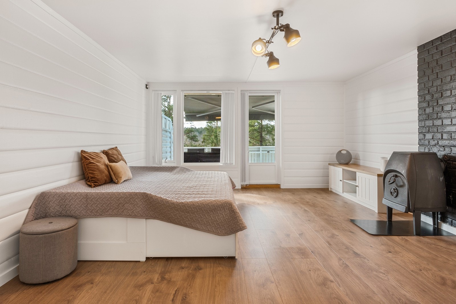 Kjellerstuen er ypperlig for barna eller ungdommen, til å huse gjester eller et sted for de voksne å trekke seg litt tilbake, med utgang til terrasse. Galleribilde