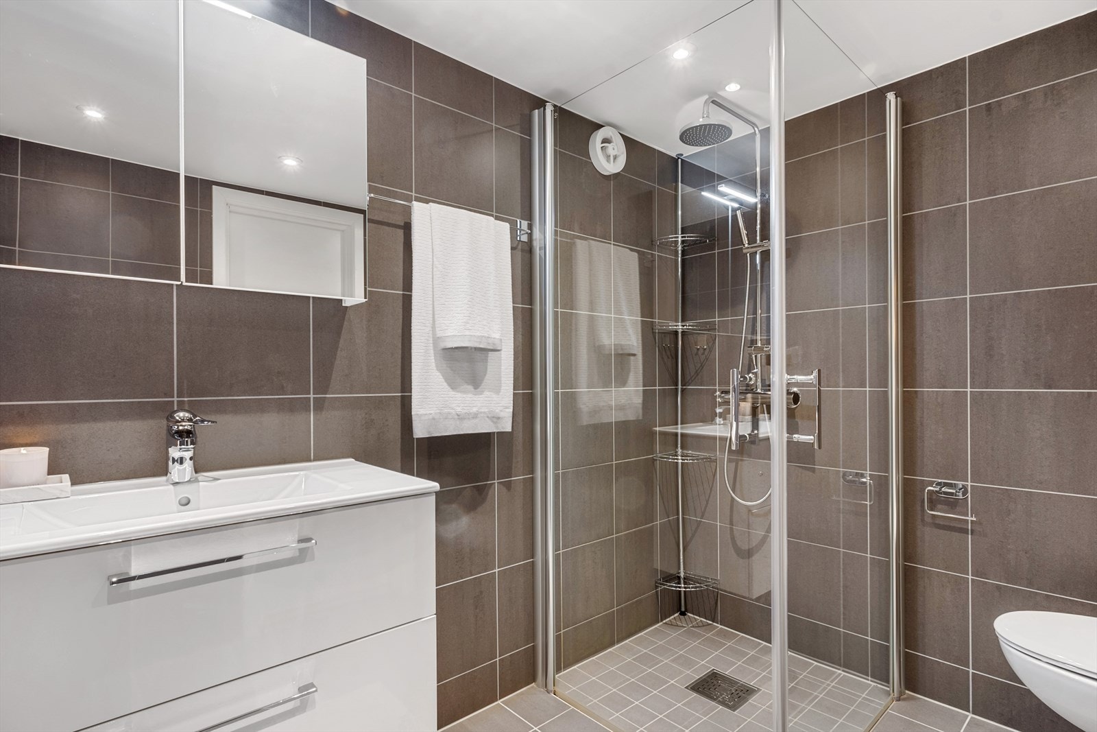 Bad i 2. etasje. Boligen har to delikate bad, begge renovert i 2023 med flislagte overflater, gulvvarme og full innredning. Galleribilde