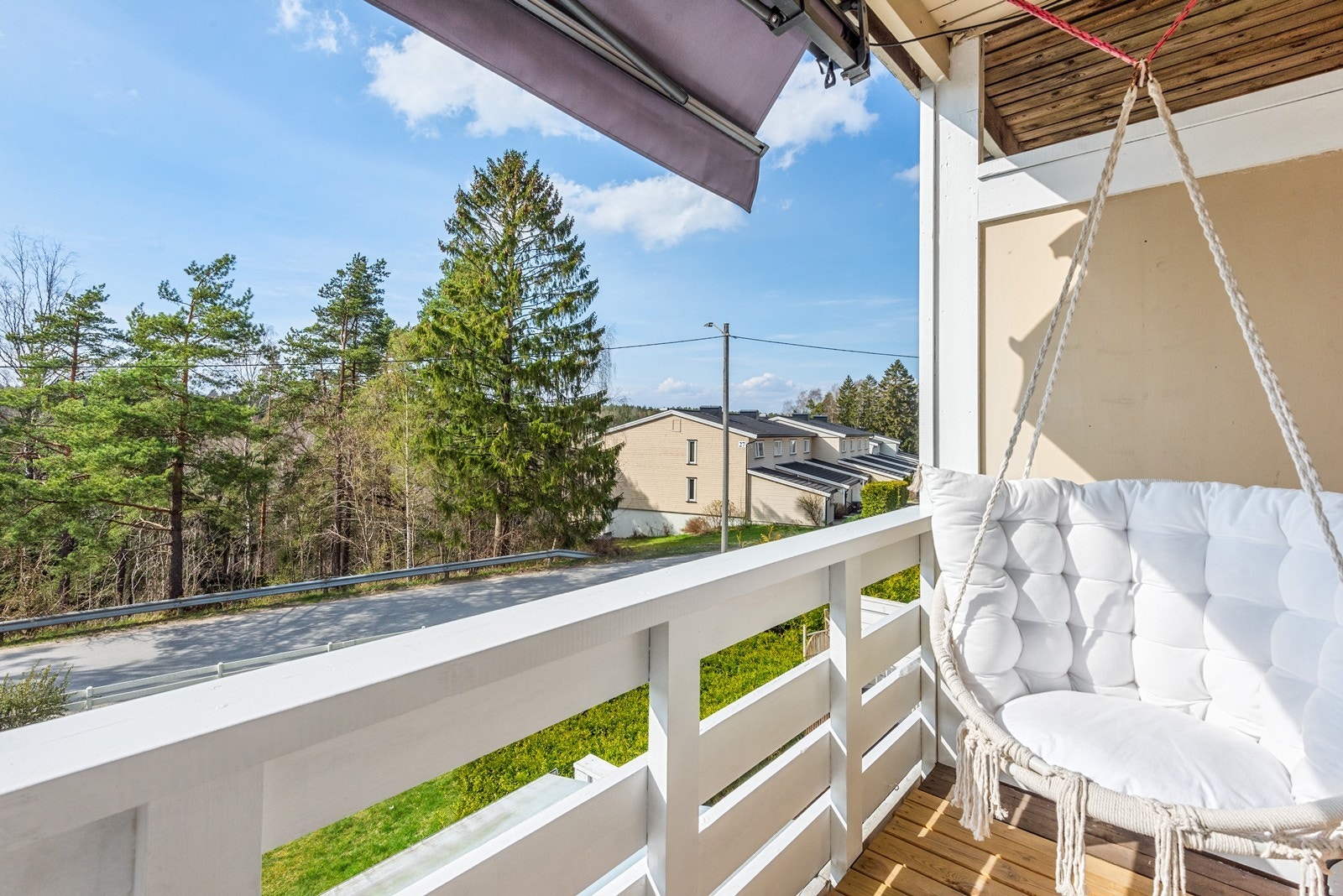 På de varmeste ettermiddagene eller ved behov for en pause fra solen gir en bred markise solskjerming. Galleribilde