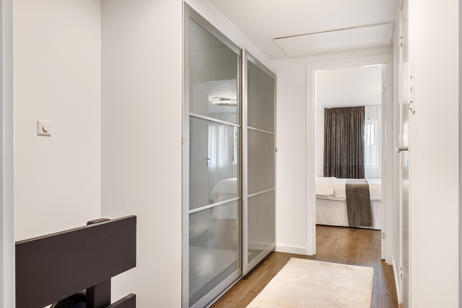 I trapperom i 2. etasje er det skyvedørsgarderobe, samt adkomst til to soverom og bad. Galleribilde