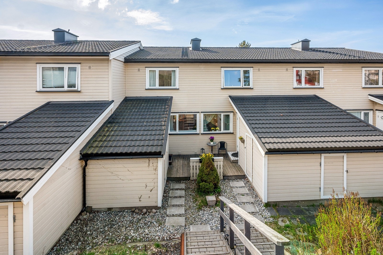 Rekkehuset har enkel adkomst via asfaltert stikkvei og steinlagt trapp. Den utvendige boden på 7 kvm er plassert her. Galleribilde