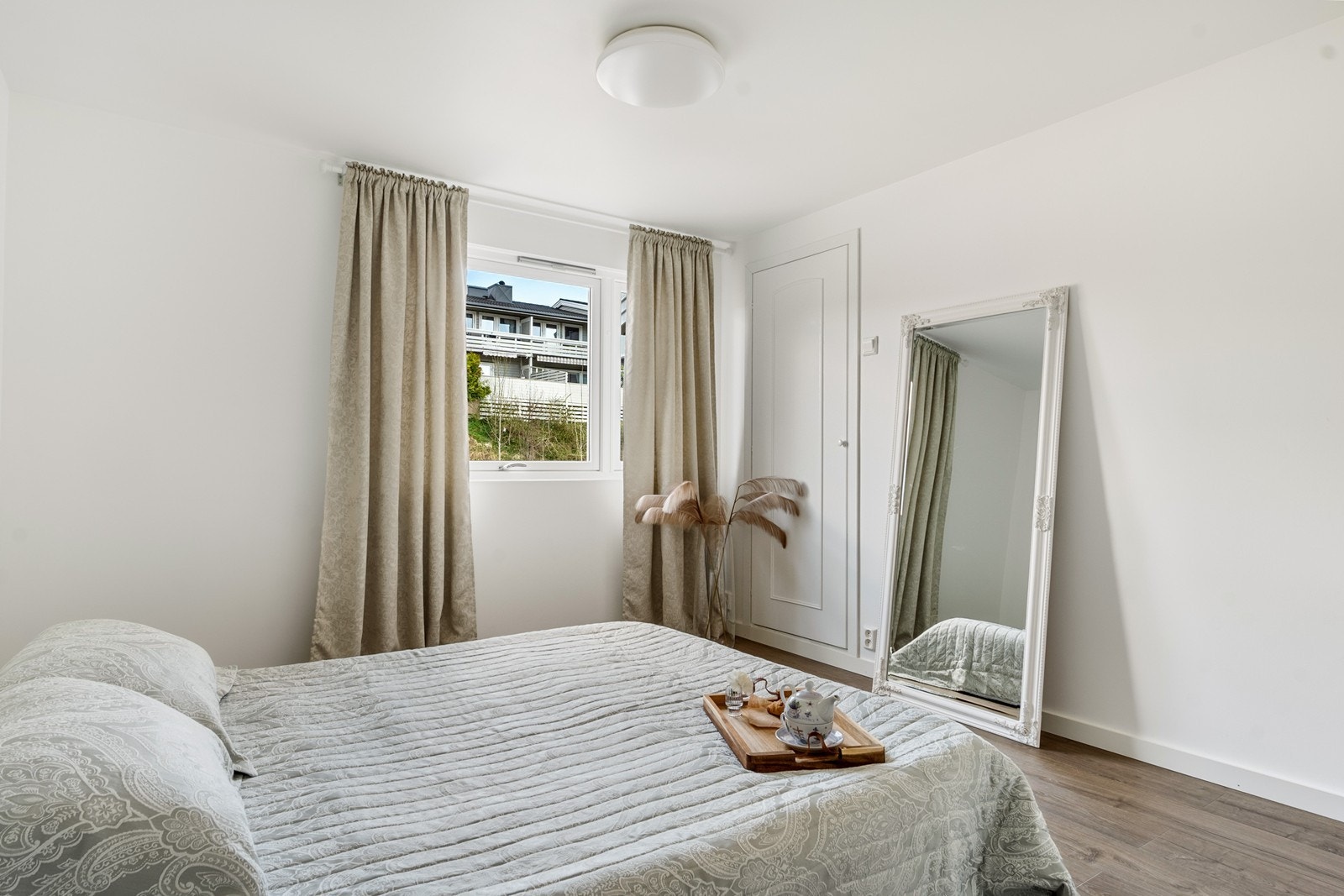 Begge soverom har god plass til dobbeltseng med tilhørende møblement. Soverom 2 har i tillegg tilgang til kott. Galleribilde