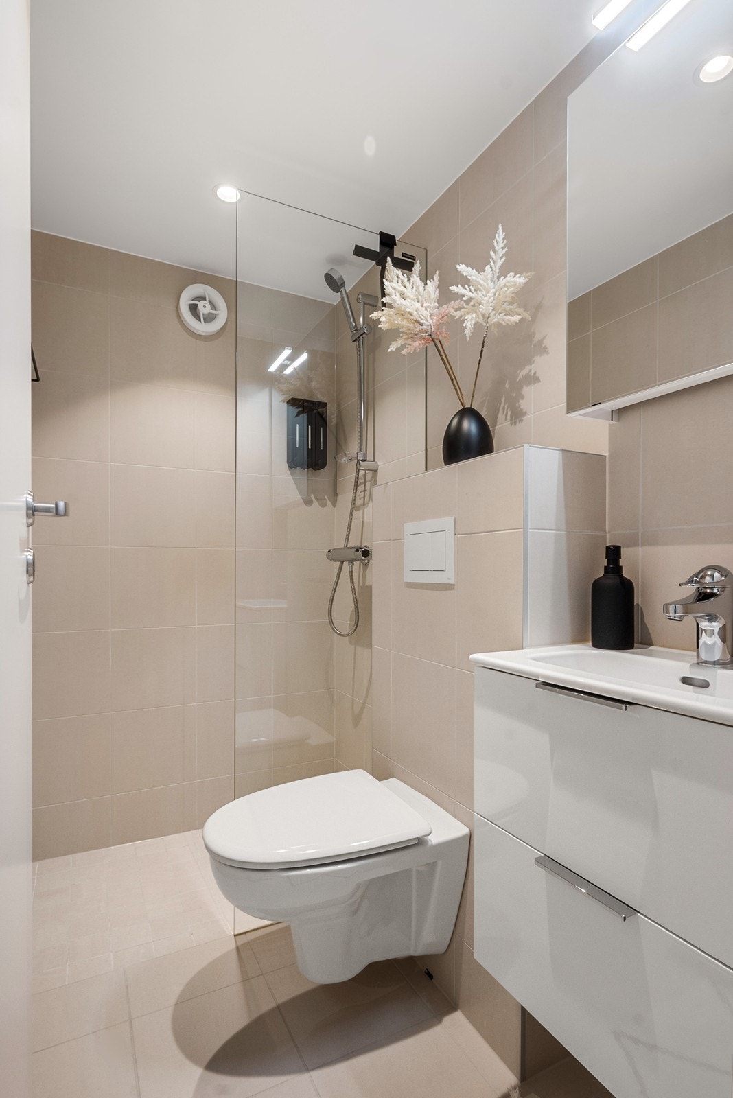 Bad i underetasje. Begge bad har dusjhjørne, toalett, servantskap og dobbelt speilskap. Galleribilde