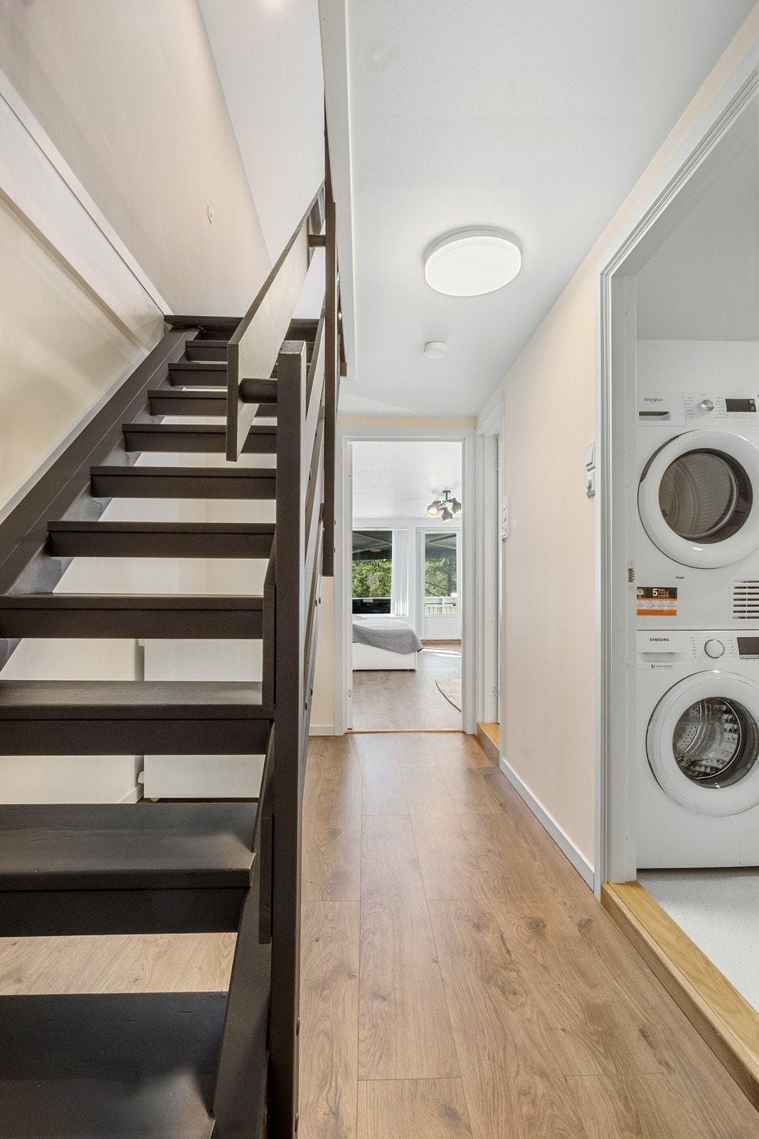 For klesvask er det et praktisk vaskerom oppusset i 2023, innredet med utslagsvask og opplegg for maskiner. Galleribilde