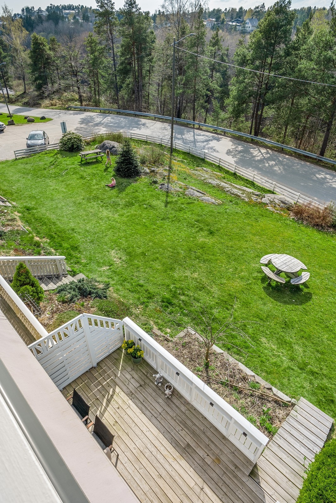 Fra uteplassene er det hyggelig utsyn mot grøntområde for sosialt og aktivitet for liten og stor. Galleribilde