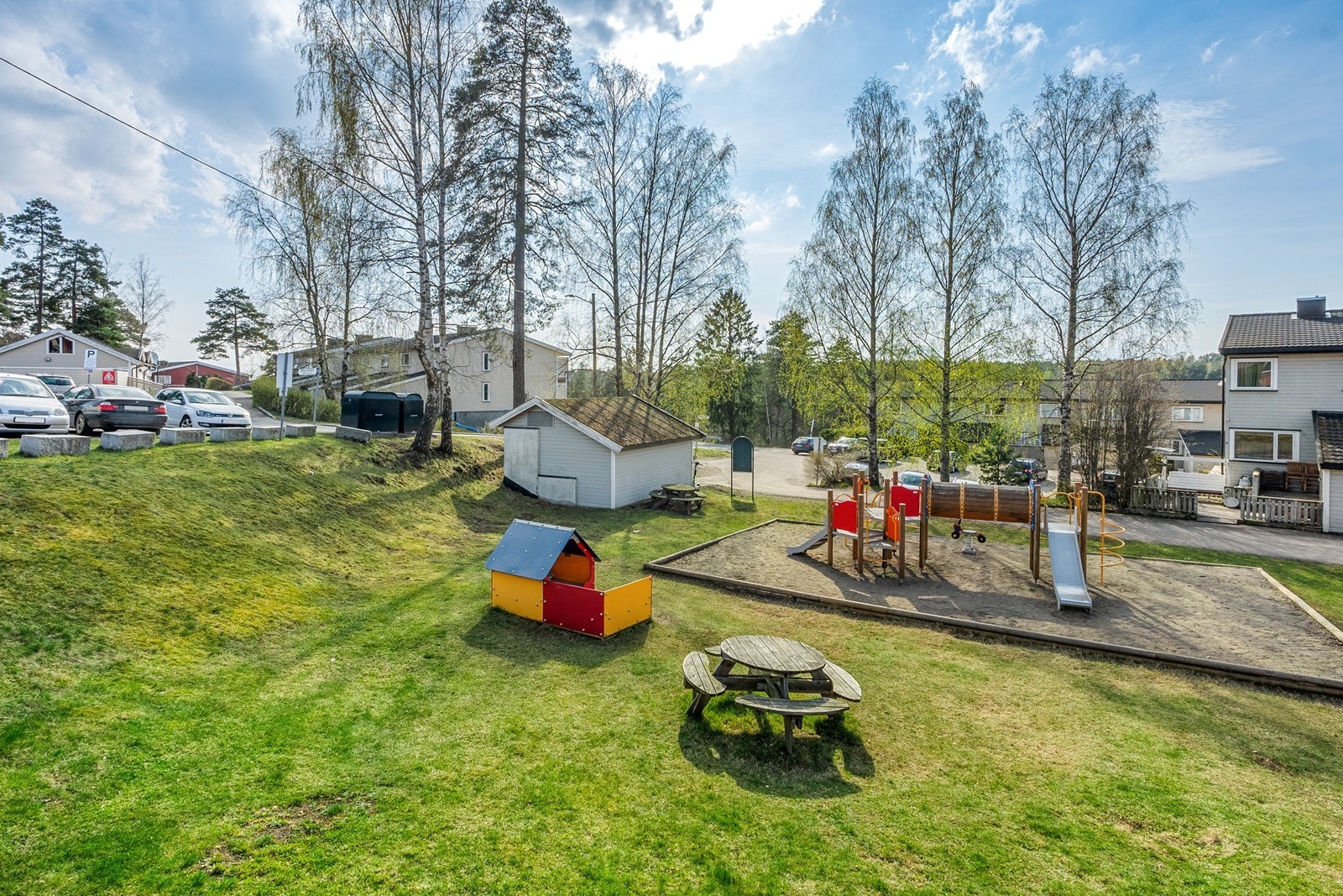 Fellesområdene er grønne med flere lekeområder for de små og felles sittegrupper. Galleribilde
