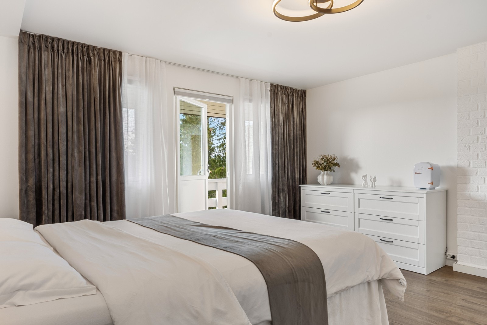 Rommet er innredet med garderobeskap og har eksklusiv adkomst til veranda på 6 kvm. Galleribilde