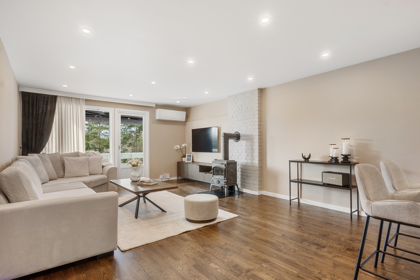 Det åpne stue- og kjøkkenrommet blir boligens naturlige samlingspunkt med en sosial og lys planløsning. Galleribilde