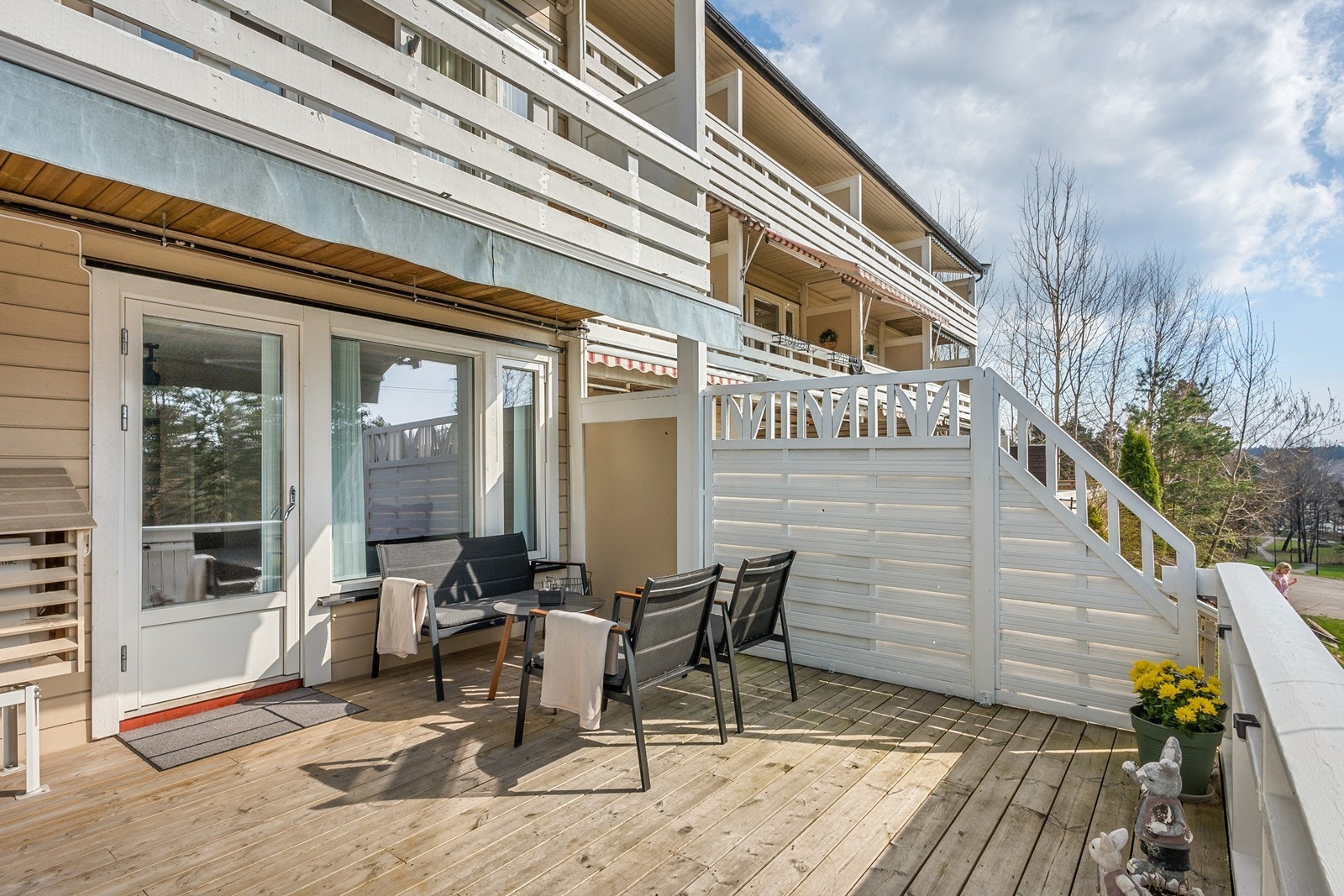 Vestvendt terrasse på 18 kvm har god plass til utemøblement, delvis overbygg og bred markise for solskjerming. Galleribilde