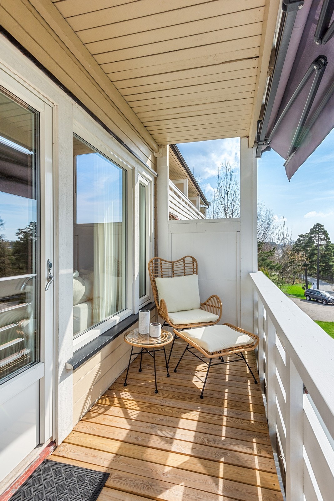 Fra stuen er det utgang til overbygd veranda på 6 kvm der ettermiddags- og kveldssolen kan utnyttes. Galleribilde