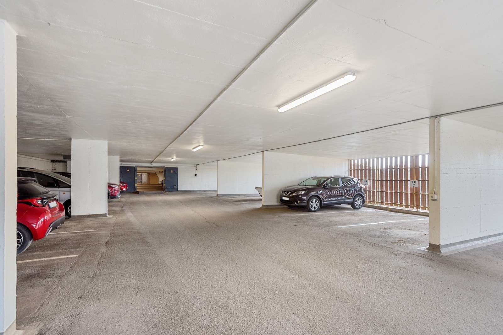 Boligen disponerer biloppstillingsplass i felles garasjeanlegg. Galleribilde