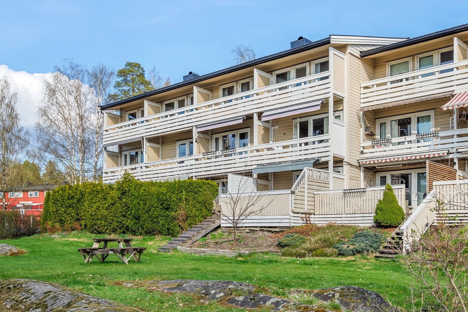 Fra terrasse er det trapp ned til grønt fellesareal til bruk for beboere. Galleribilde