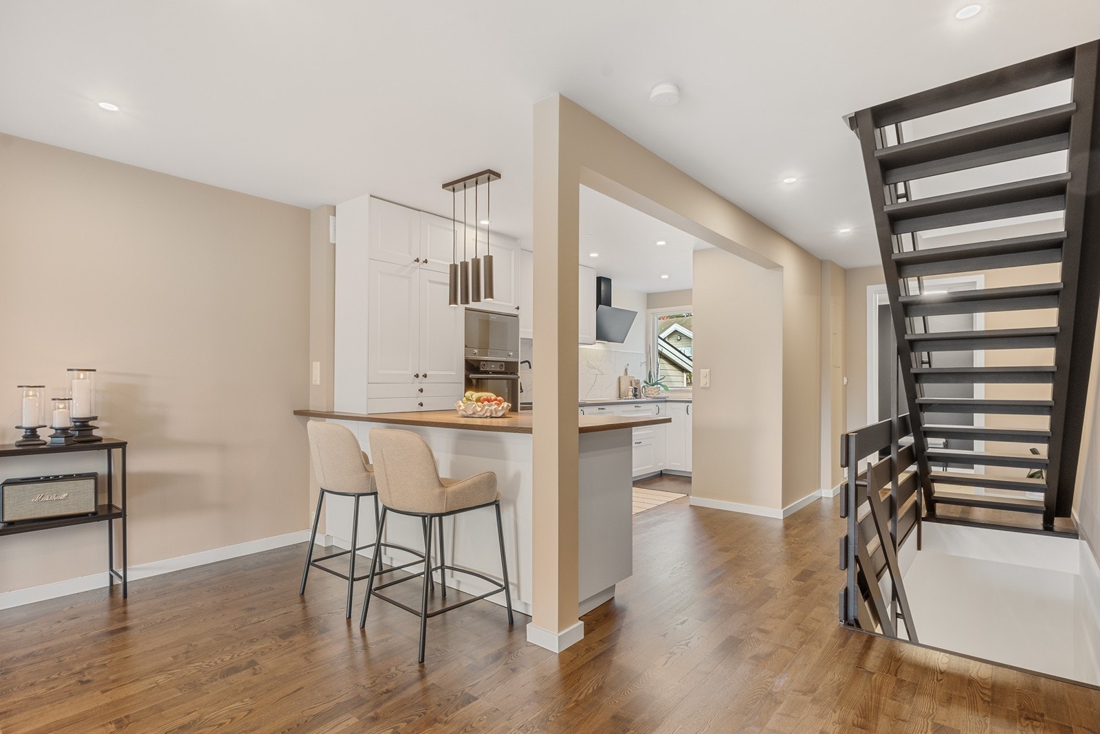 1. etasje har gjennomgående, slitesterkt laminatgulv, slettmalte overflater og utstrakt bruk av downlights. Galleribilde