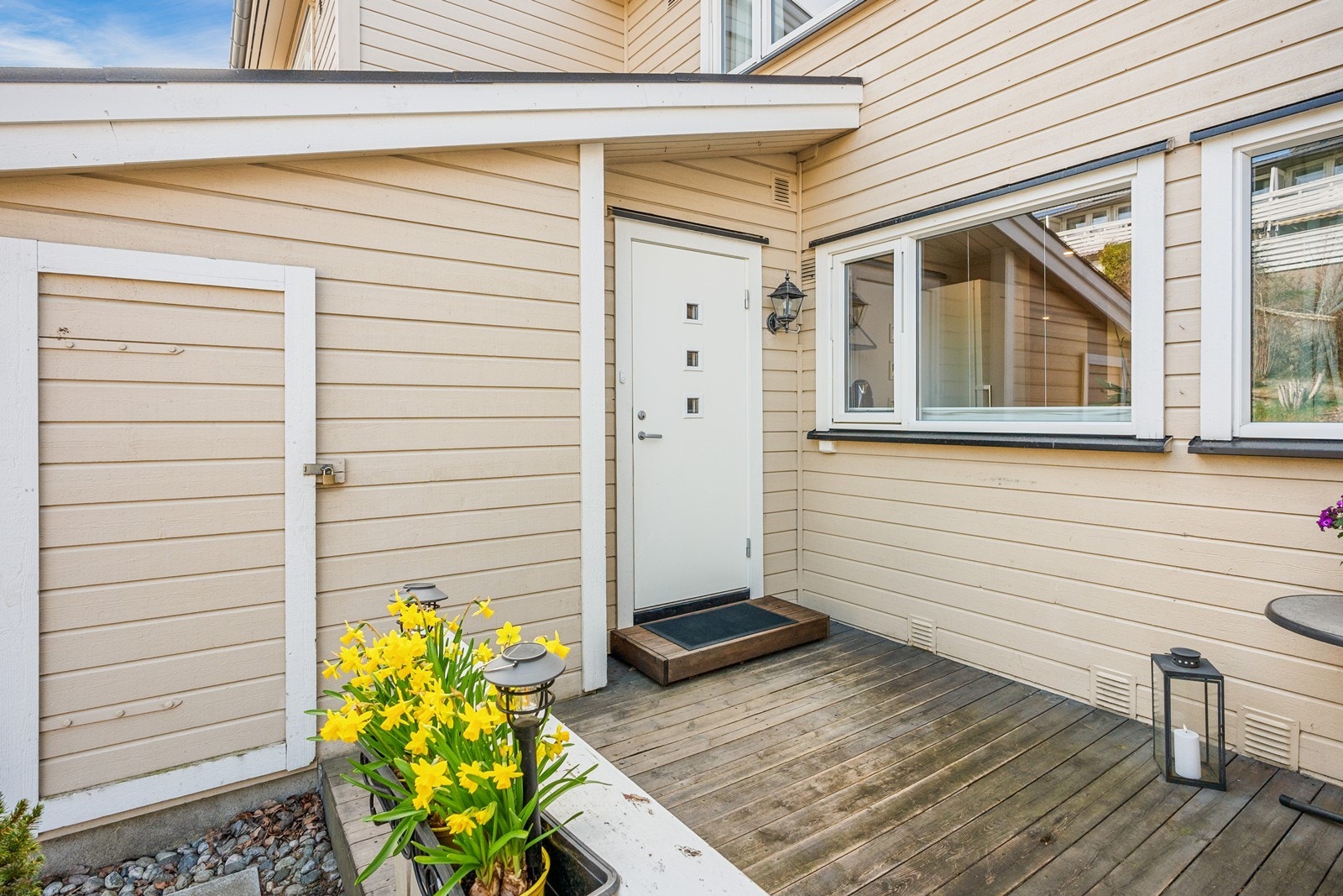 Inngangspartiet deler en hyggelig markterrasse med nabo, der det er plass til beplantning og kafésett e.l. Galleribilde