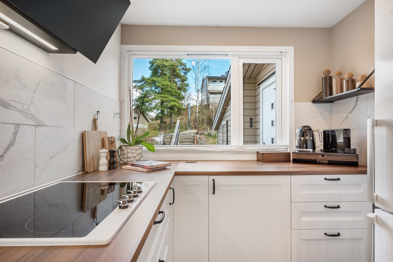 Kjøkkenet fra 2022 har en praktisk L-form supplert med en kjøkkenhalvøy som blir et naturlig skille mellom kjøkken og stue. Galleribilde