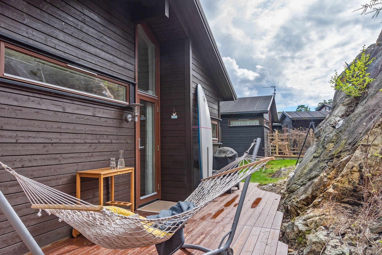 Veranda på vestsiden ligger skjermet mot terreng, med plass til møblement. Galleribilde