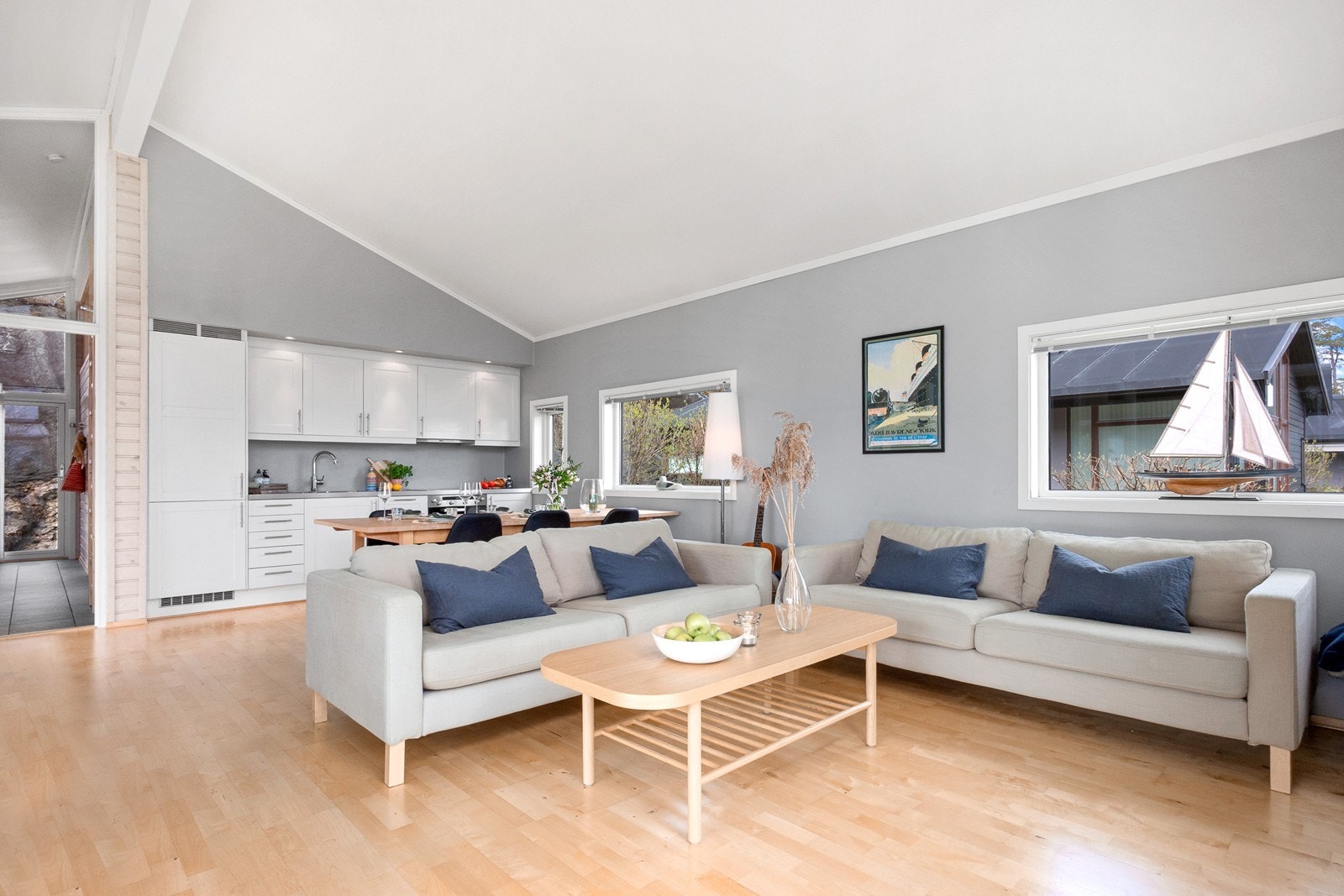 Det åpne stue- og kjøkkenområdet er innbydende og gir naturlige soner for møblement. Galleribilde