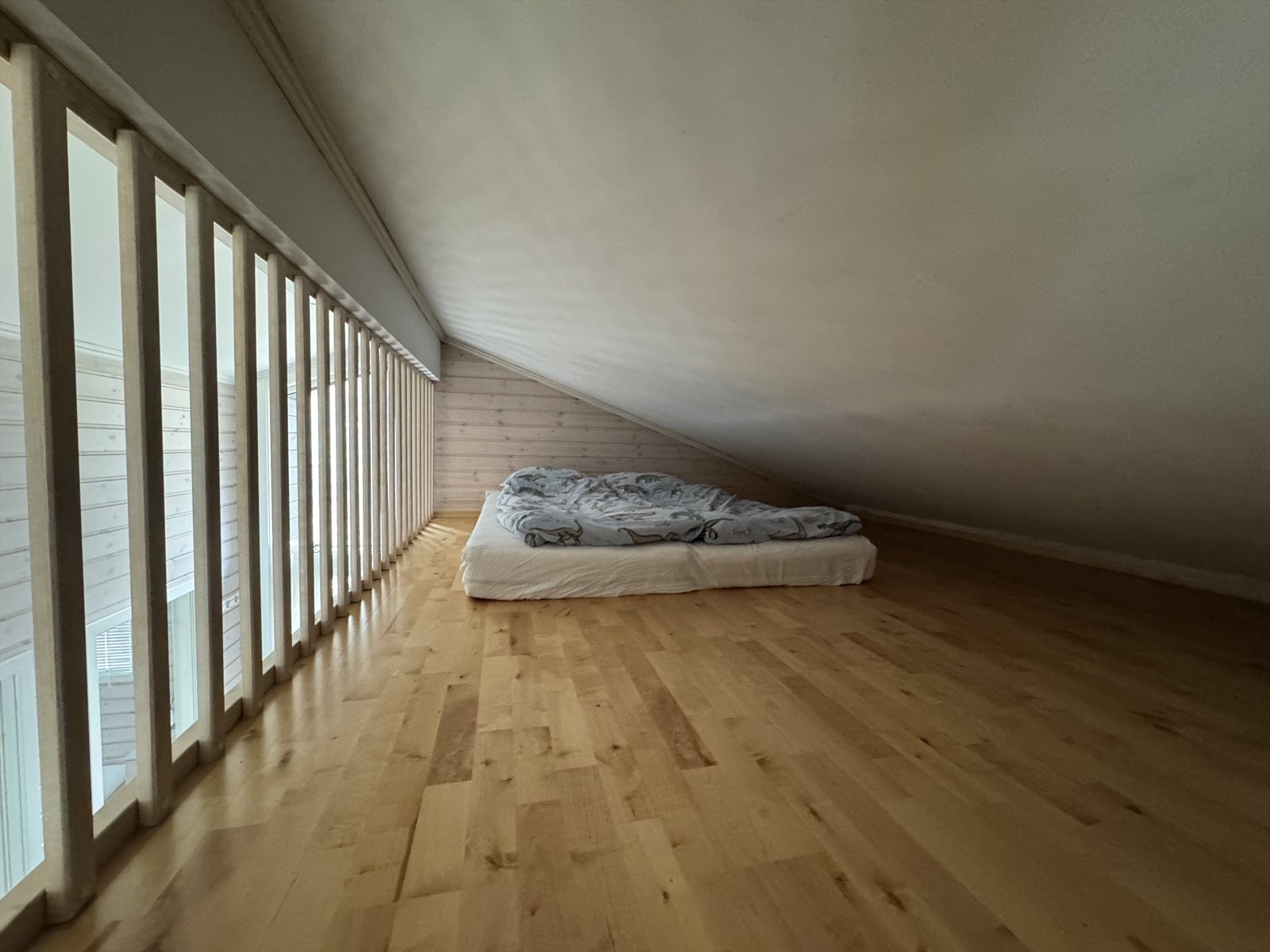 Romslig hems med plass til flere sovende gjester. Hemsen er ikke godkjent for varig opphold. Galleribilde