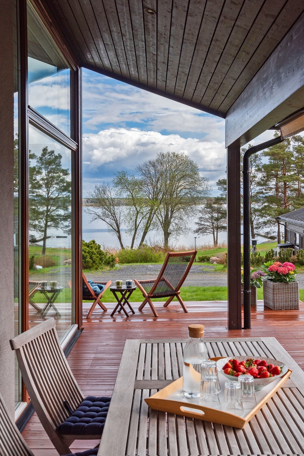 Deler av veranda er overbygd som gir skjerming uansett vær og det er montert elektrisk markise for ekstra solskjerming. Galleribilde