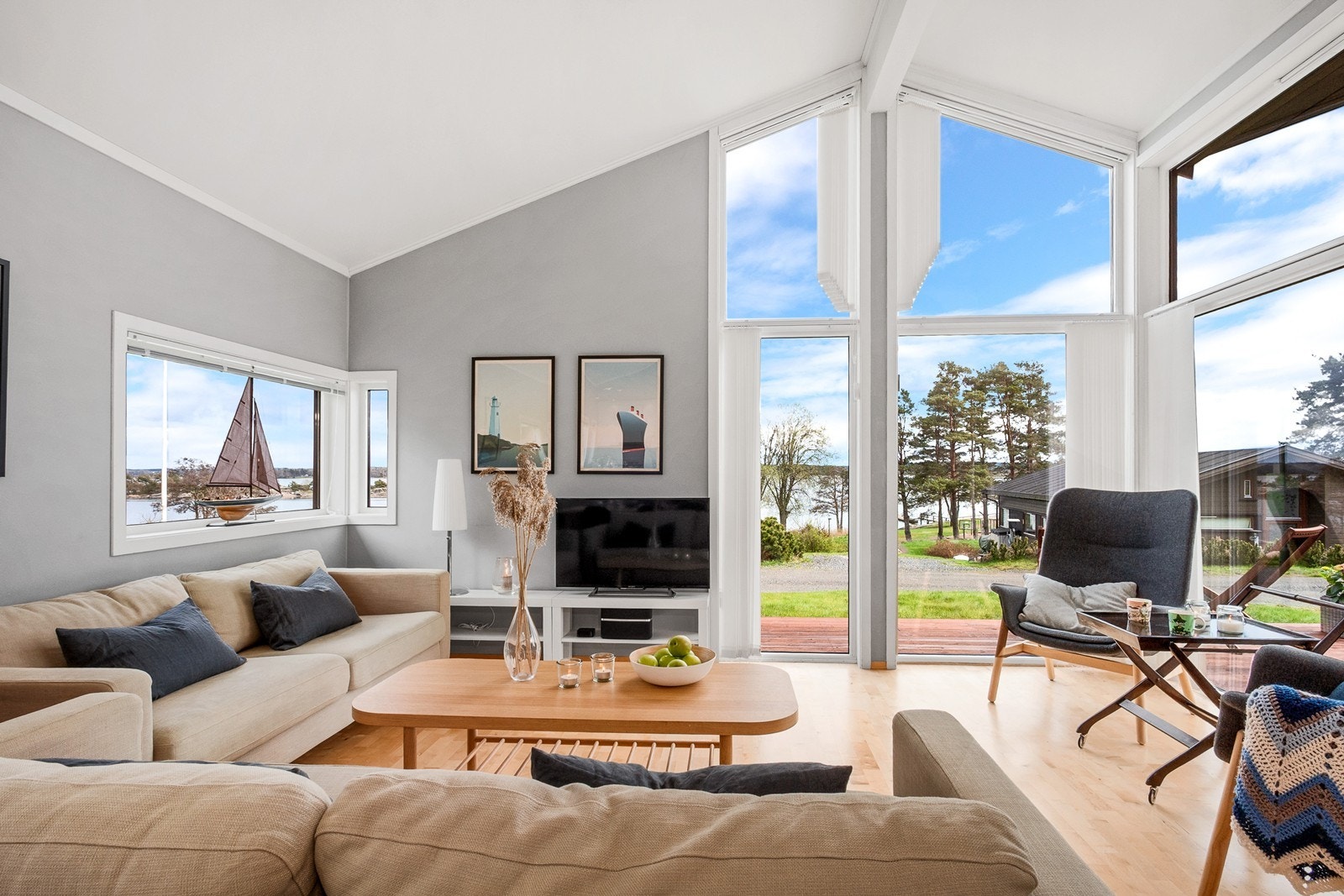 Fin og effektiv planløsning på ett plan og hems, romhøyder på opptil 3,65 meter og et moderne utrykk. Galleribilde