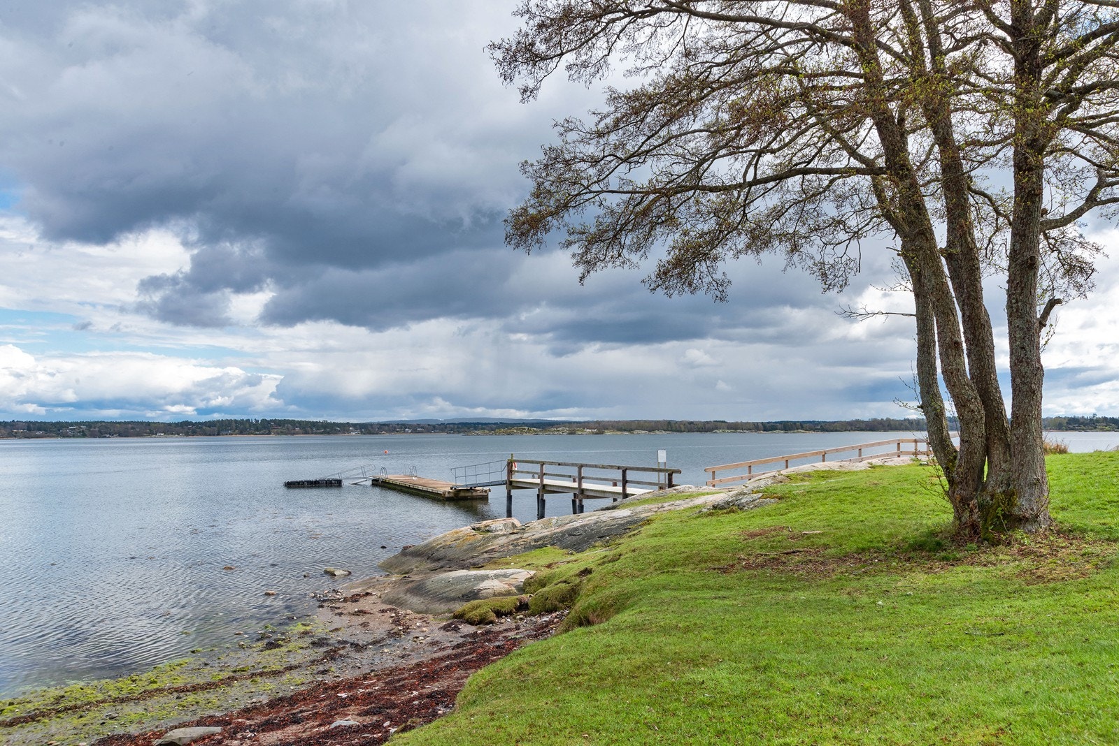 Under 100 meter fra hytta er det bademulighet fra strand og felles badebrygge. Galleribilde