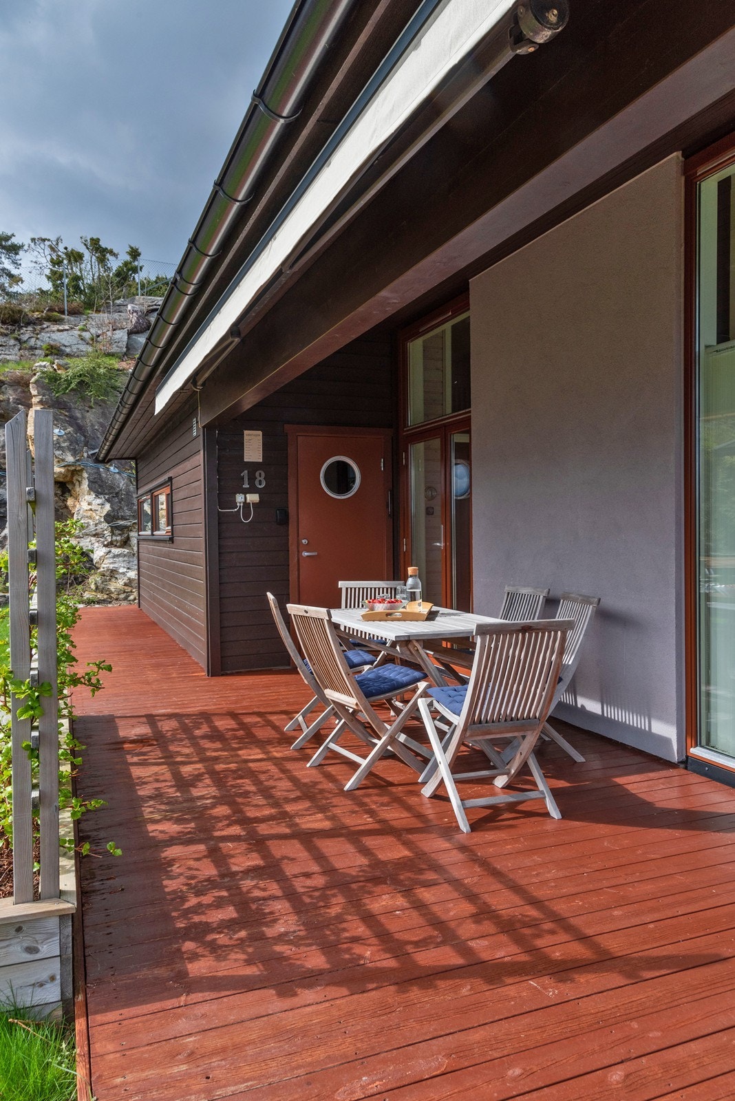 Veranda strekker seg langs hyttas øst-, syd- og vestside med gode solforhold fra morgen til ettermiddag. Galleribilde