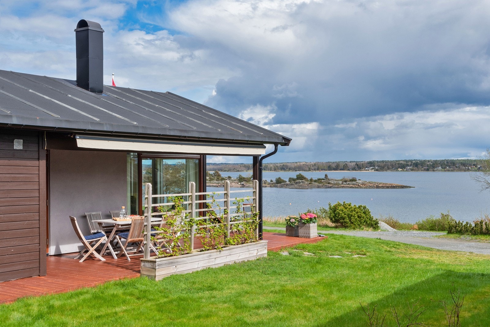 Fra veranda er det tilgang til hageplen for aktivitet og lek, samt et steinkast til vannet. Galleribilde