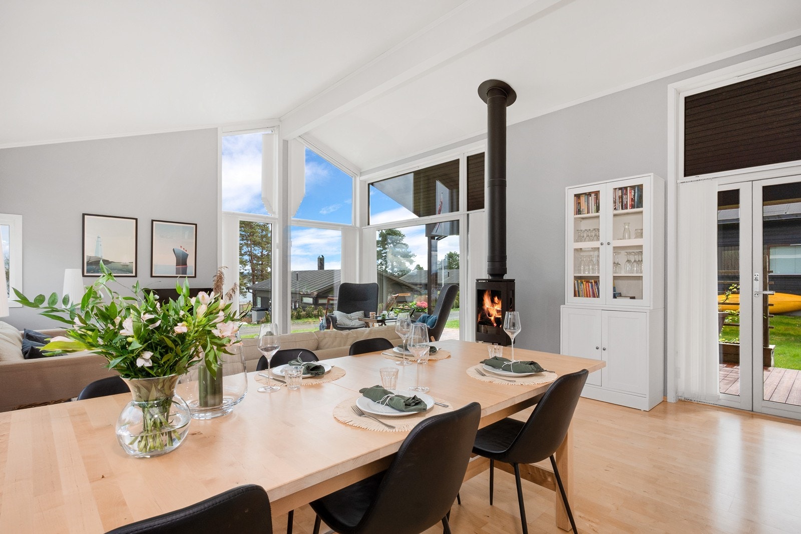 Midt i rommet står en flott peisovn som sørger for hygge og ekstra varme. Verandadør fører ut til uteplass på 56 kvm. Galleribilde