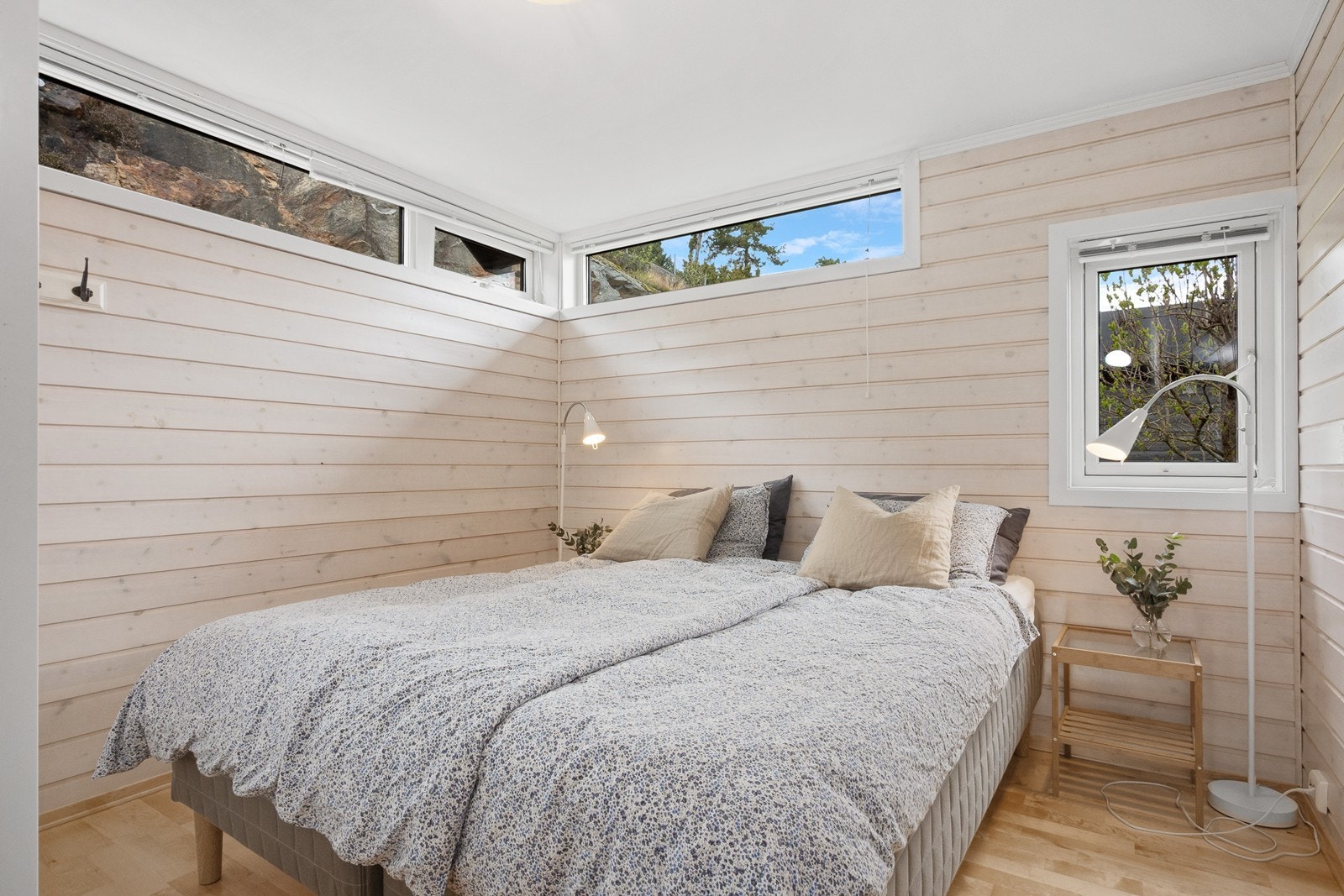 Hovedsoverommet er romslig med god plass til dobbeltseng med tilhørende møblement og innredet med garderobeskap. Galleribilde