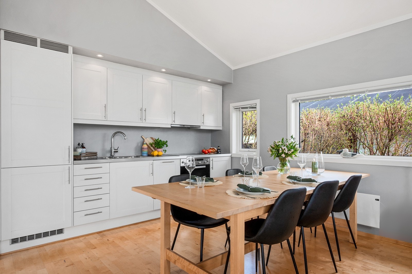 Dagens spisestue er praktisk tilknyttet kjøkkenet med plass til familien eller vennegjengen. Galleribilde