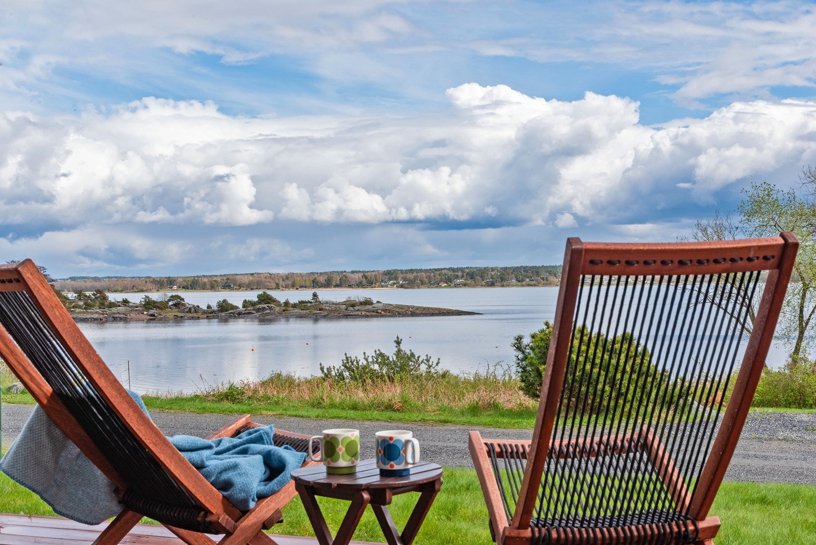 Den vidstrakte utsikten mot Kurefjorden, Sjuskjær og Oven sørger for ro i sjela. Galleribilde