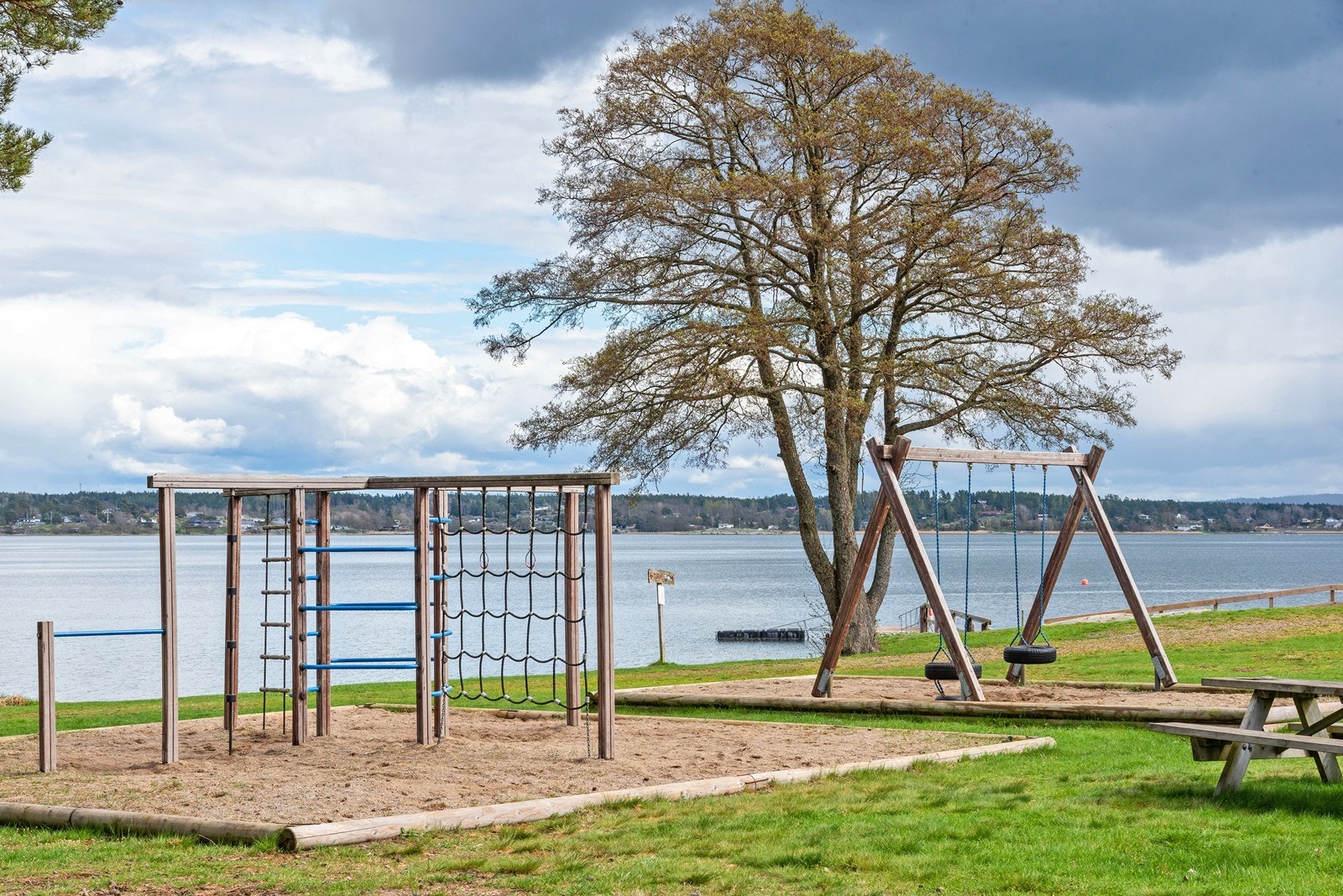 For barna er det tilrettelagt med lekeapparat, sandkasser og huskestativ, samt sittebenker. Galleribilde
