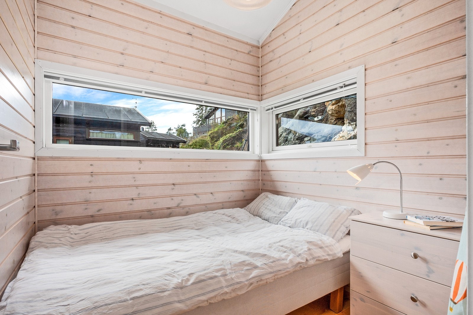 Samtlige rom har gode vindusflater, generøs takhøyde, lys panel på vegger og parkettgulv, her soverom 2. Galleribilde