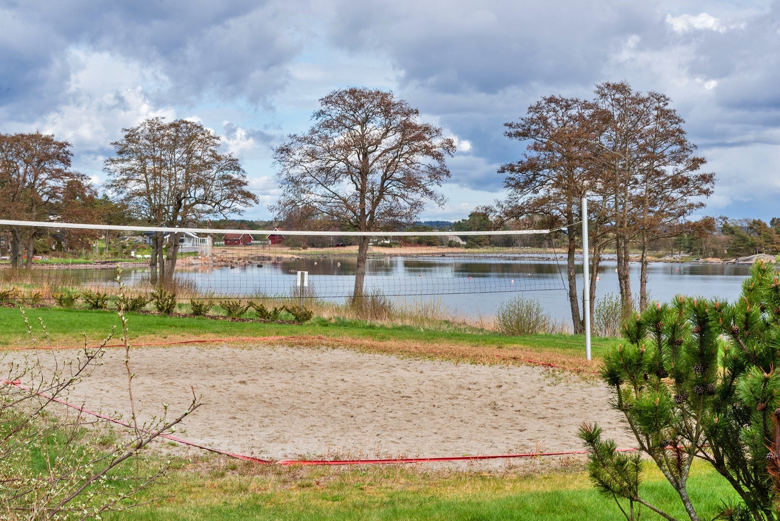 Her kan man spille sandvolleyball med venner og familie i vannkanten. Noen meter unna ligger også fotballbane. Galleribilde