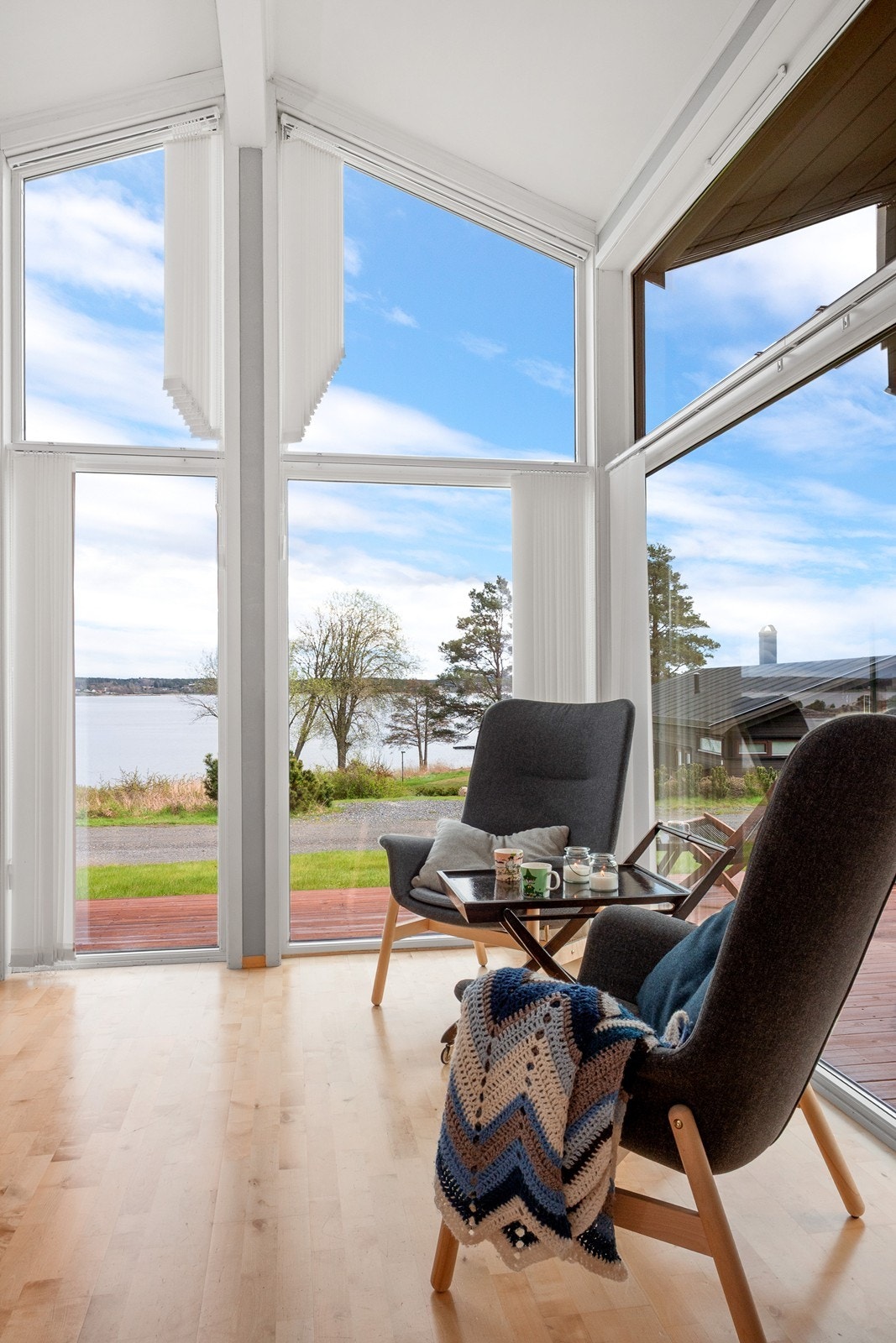 Den generøse takhøyden og store vindusflater, som går delvis fra gulv til tak, gir en luftig og lys romfølelse og slipper inn utsikten. Galleribilde