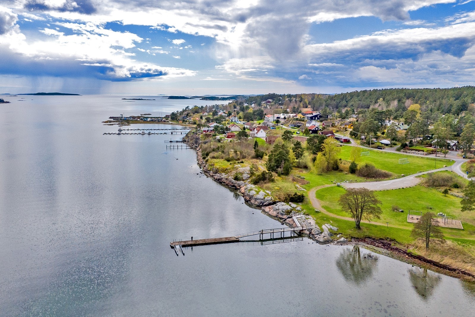 Fritidsboligen ligger i idylliske omgivelser ved Kurefjorden, rett ved attraktive Larkollen. Galleribilde