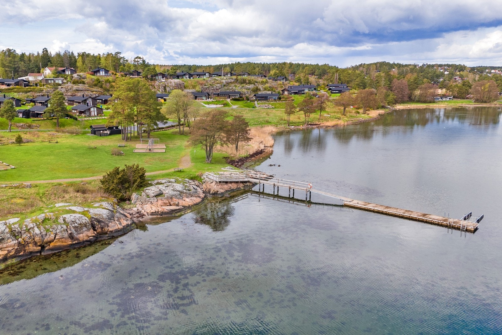 Mellom hytta og vannet er det kun et åpent grøntområde. Galleribilde