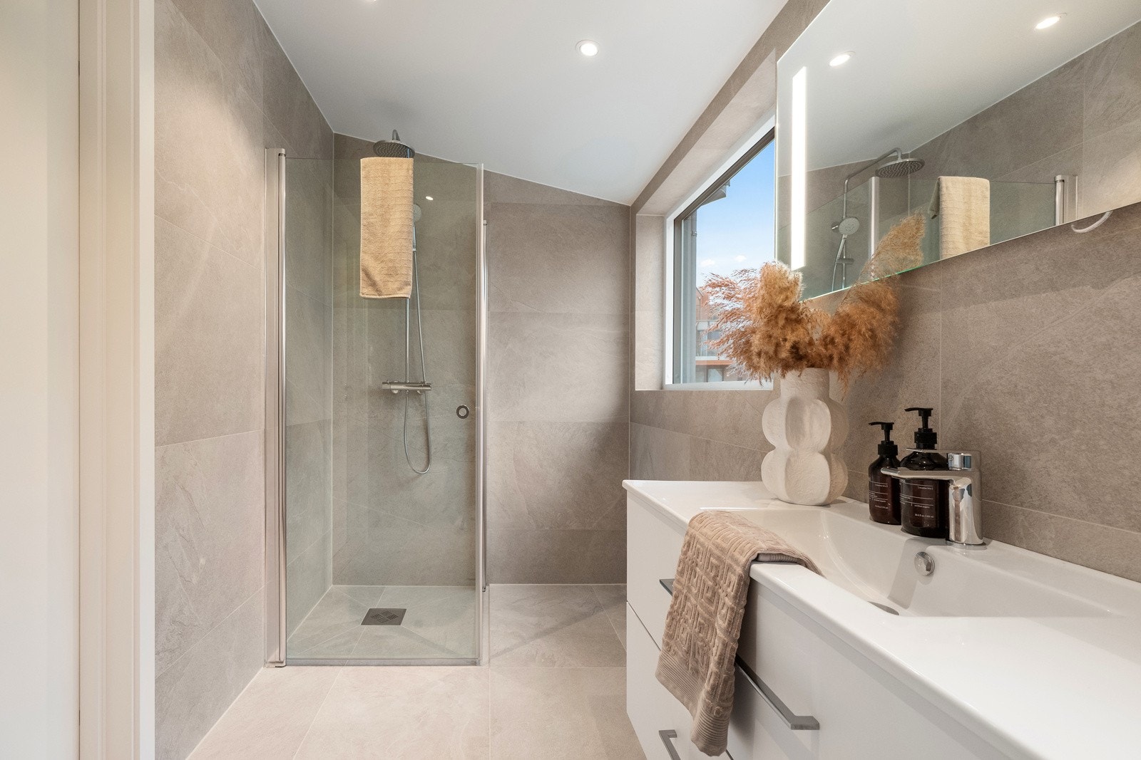 Innbydende og lekkert bad i 2. etasje Galleribilde