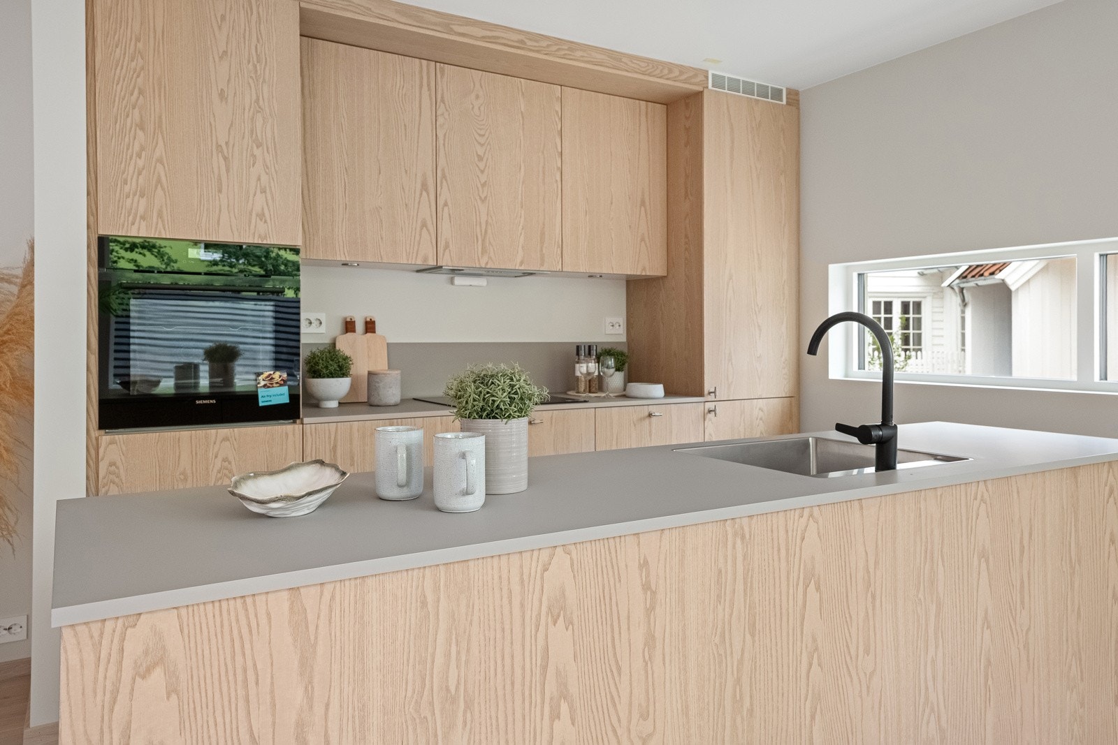 En superpraktisk kjøkkenøy som innbyr til både matlaging og sosiale sammenkomster. Galleribilde