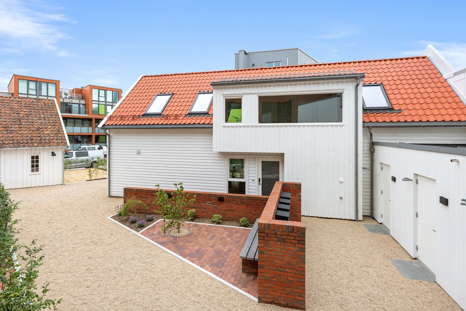 Nyoppført "gårdshus" på tunet i det fantastiske prosjektet som er bygget i Jærveien. Snart blir eiendommen liggende i enden av blindvei når denne biten av Jærveien stenges for trafikk. Galleribilde