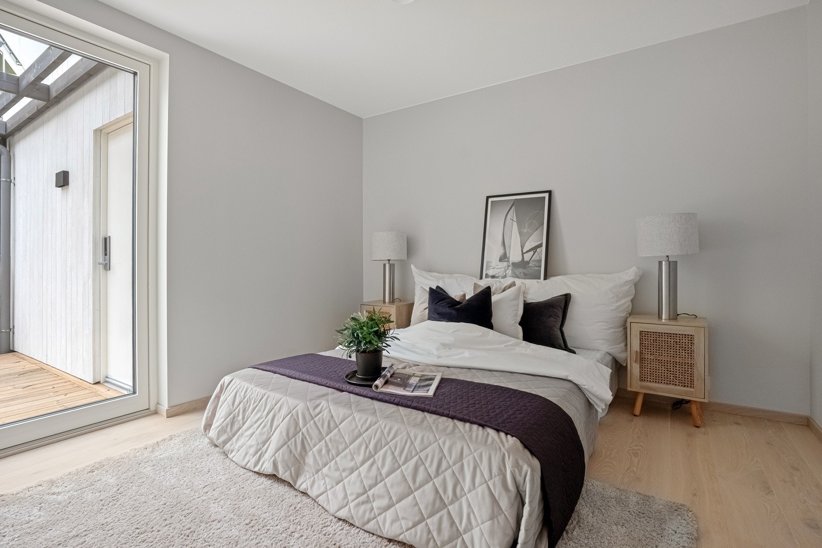 Boligens hovedsoverom i 1. etasje med enkel adkomst til bad/vaskerom og walk-in garderobe. Galleribilde