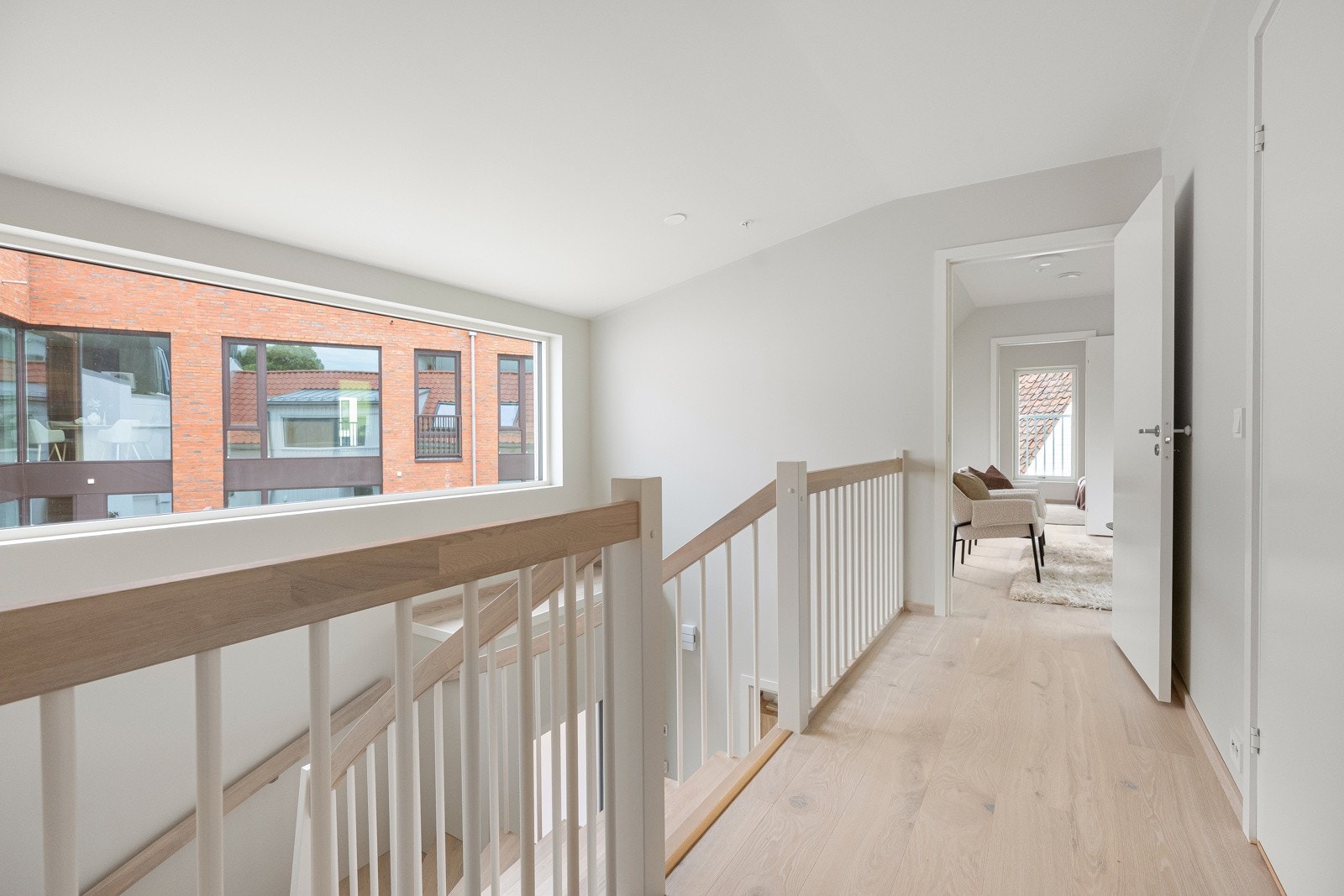 Fra gangen i 2. etasje med galleri ned til hallen i 1. etasje Galleribilde