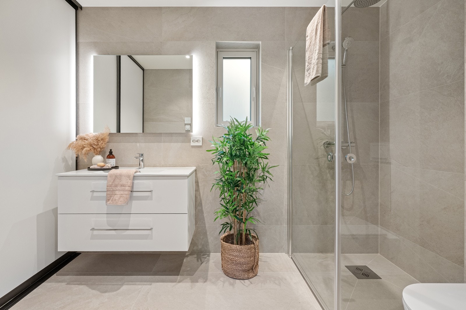 Lekkert baderom i 1. etasje med egen vaskeromsnisje Galleribilde