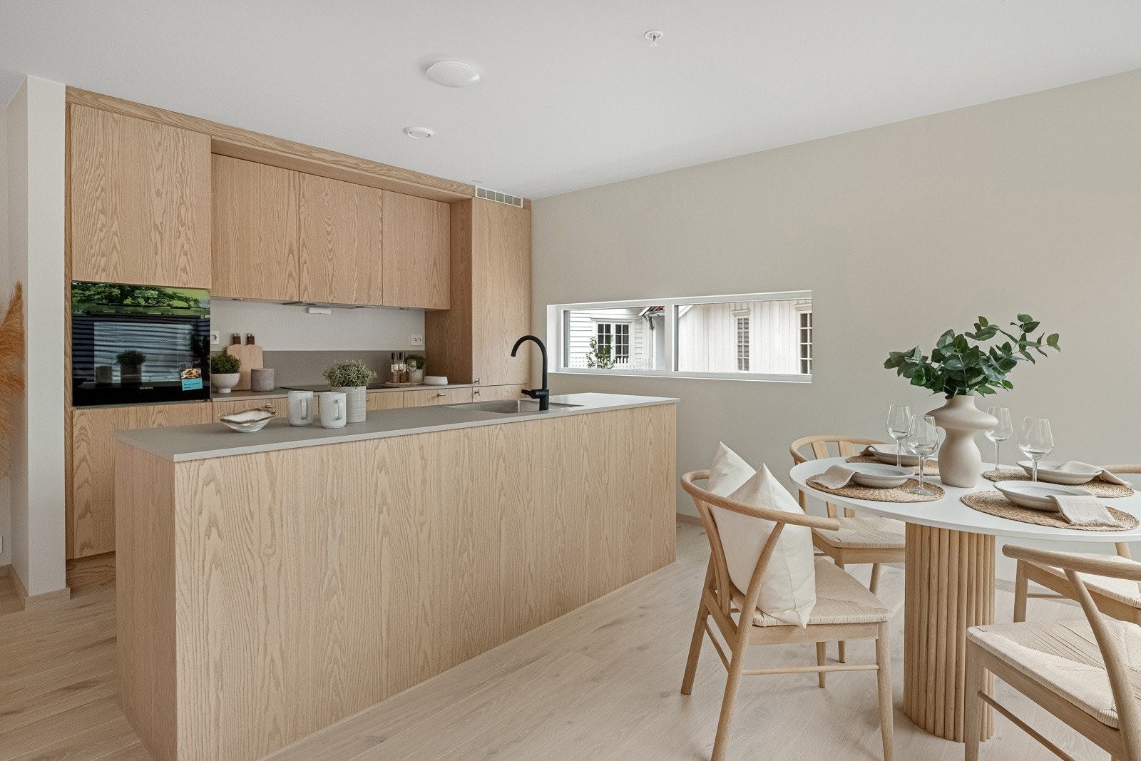 Et stort og lekkert høykvalitetskjøkken fra anerkjente Svane-kjøkken, selvsagt med alle hvitevarer integrert. Galleribilde