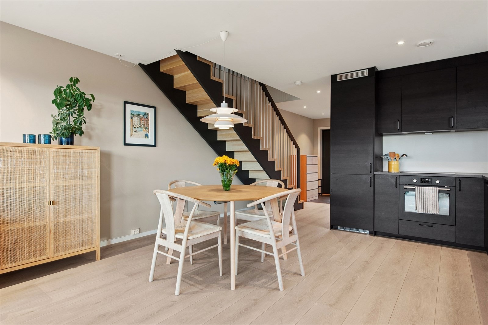 Stuer og kjøkken med plass for spisebord. Galleribilde