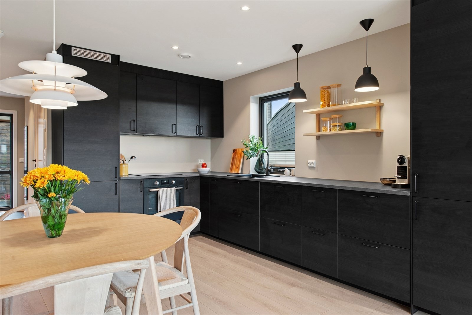 Delikat kjøkken med god skap- og benkeplass. Galleribilde